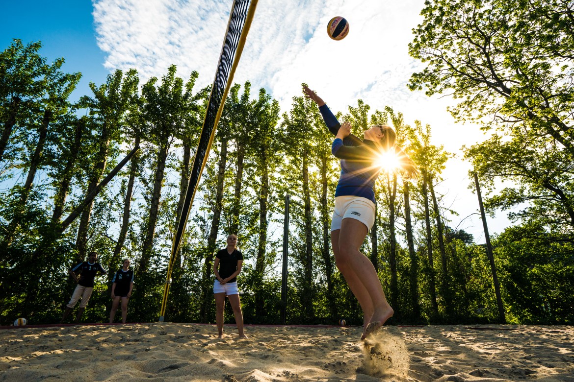 Jenter som spiller volleyball